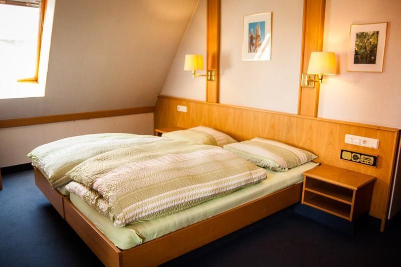 Hotel Zur frischen Quelle Oberasbach Exterior foto