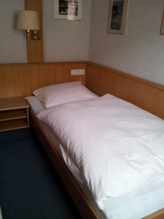 Hotel Zur frischen Quelle Oberasbach Zimmer foto