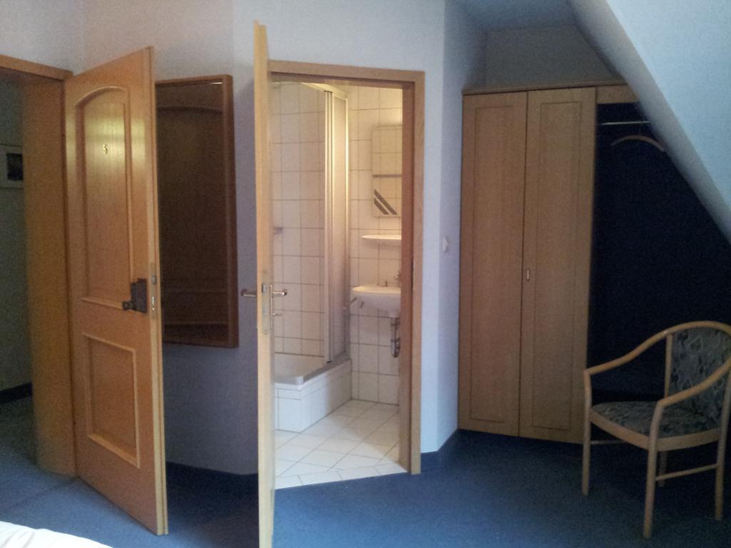 Hotel Zur frischen Quelle Oberasbach Exterior foto